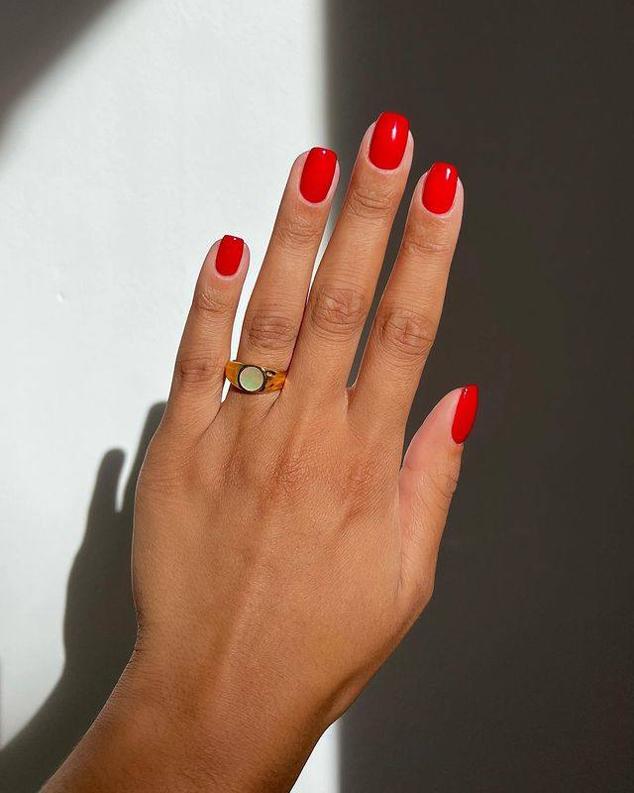 Las ideas de manicura con uñas rojas más bonitas y elegantes