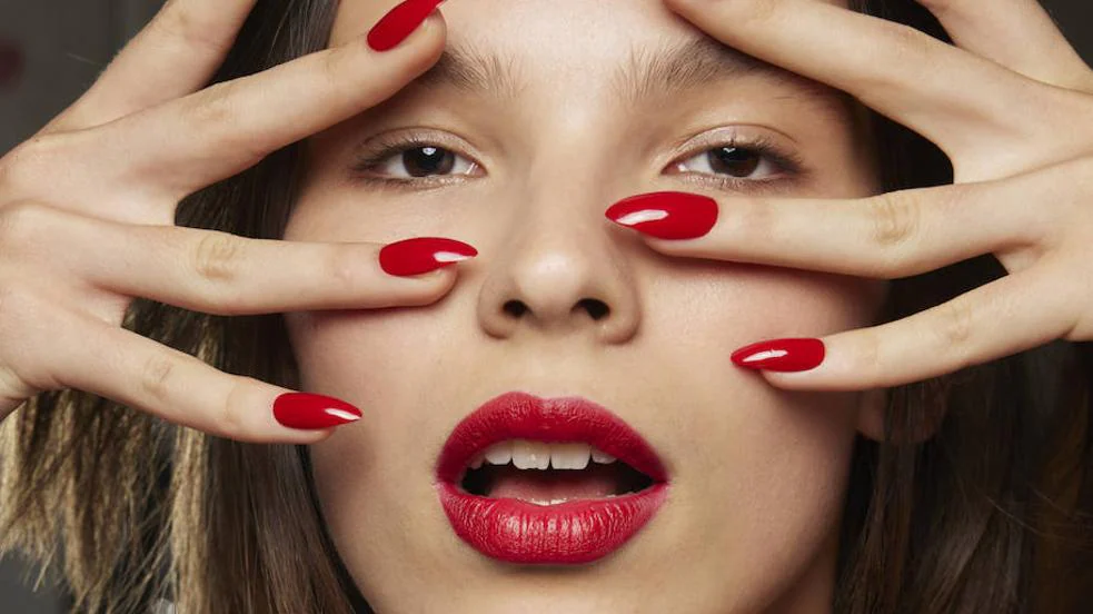 Las ideas de manicura con uñas rojas más bonitas y elegantes