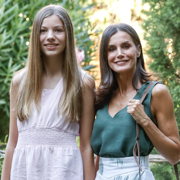 La reina Letizia no ha querido hacer distingos entre sus hijas, aunque protege especialmente a Sofía por ser la menor, 