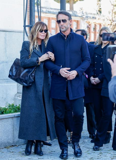 Lara Dibildos junto a Álvaro Muñoz Escassi en el funeral de Laura Valenzuela. Foto: Gtres