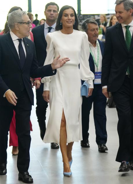 La reina Letizia con un vestido blanco hecho a medida. / MUJERHOY