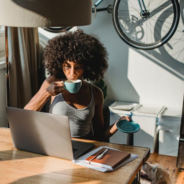 Mujer tomando café