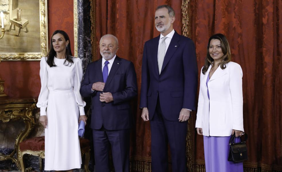 La reina Letizia deslumbra con el vestido blanco que eleva el bronceado: así es su elegante look que puedes comprar en Zara