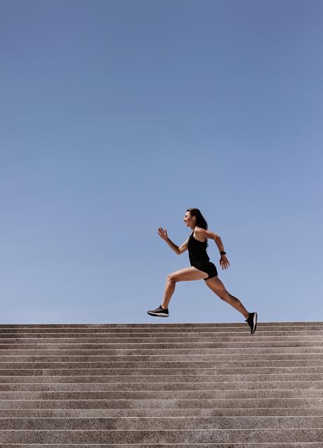 Mujer con glúteos definidos haciendo deporte/PEXELS