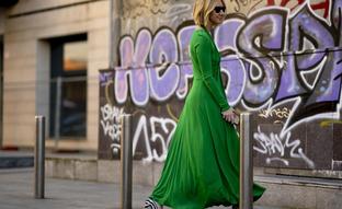 Agotadísimo: este es el vestido verde de H&M que reduce una talla y favorece a las pieles bronceadas