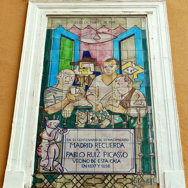 Mosaico de cerámica situado en la fachada de la pensión de Lavapiés, donde Picasso se alojó cuando estudiaba. 