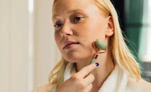 Masaje facial con rodillo de jade: qué es, cómo se hace y beneficios