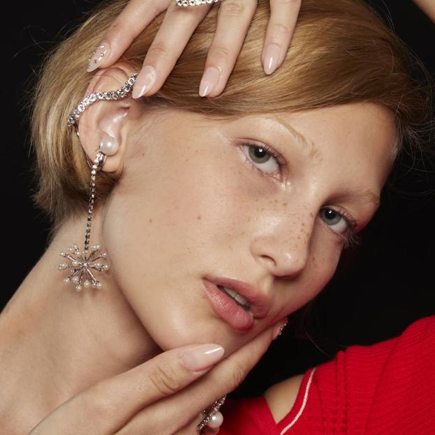 Uñas perla, la manicura tendencia que arrasa en Tiktok y rejuvenece la manos