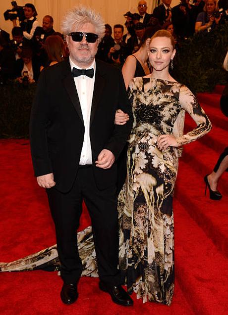 Pedro Almodóvar y Amanda Seyfried en la Met Gala de 2013/GETTY