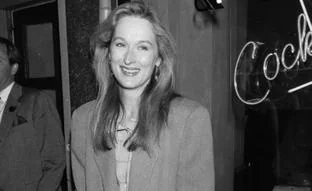 10 looks que demuestran que Meryl Streep tiene el armario perfecto: vestidos elegantes, americanas retro y mucho estilazo