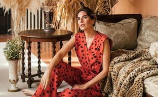 Los siete looks de Lourdes Montes que tienes que llevar esta primavera: vestidos estampados, accesorios de rafia y muchas otras propuestas para los próximos meses