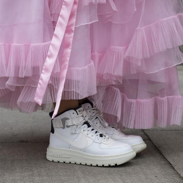 Las zapatillas blancas perfectas para llevar con vestidos en verano: de las  clásicas a las tendencia más buscadas