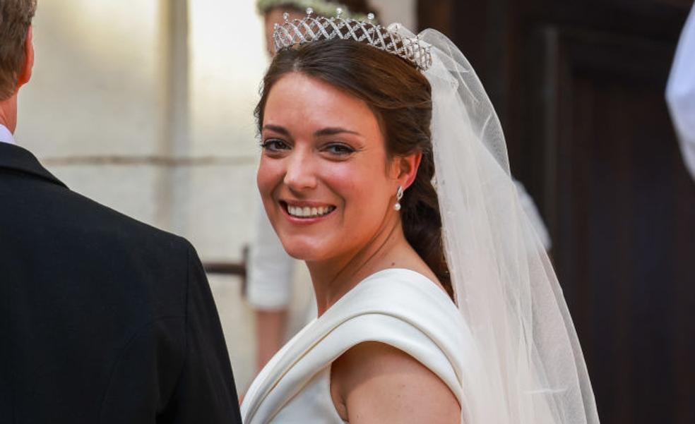 La boda religiosa de Alexandra de Luxemburgo: una novia espléndida con vestido de escote cruzado y hombreras