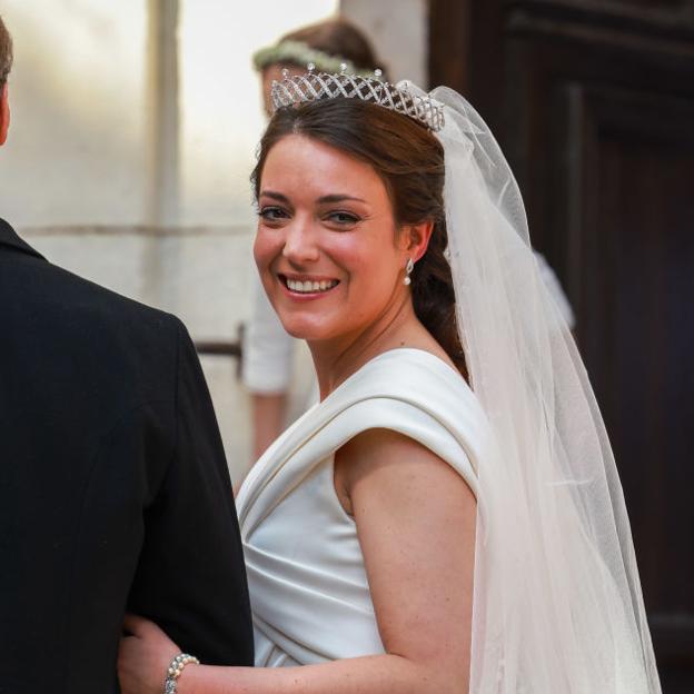 La boda religiosa de Alexandra de Luxemburgo: una novia espléndida con vestido de escote cruzado y hombreras