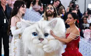 Los peores looks de la alfombra roja en la Gala MET 2023: del gato de Jared Leto al vestido trash de Jenna Ortega (sin dejarnos la bata de abuelita de Anna Wintour)