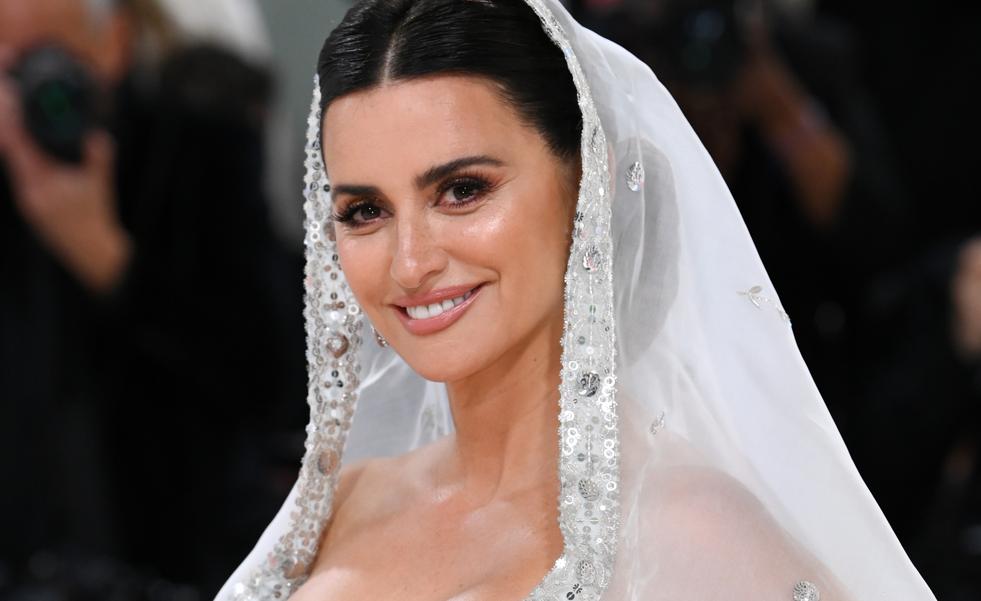 El look de Penélope Cruz en la Met Gala 2023: el vestido de novia de Chanel con el que ha deslumbrado en la alfombra roja