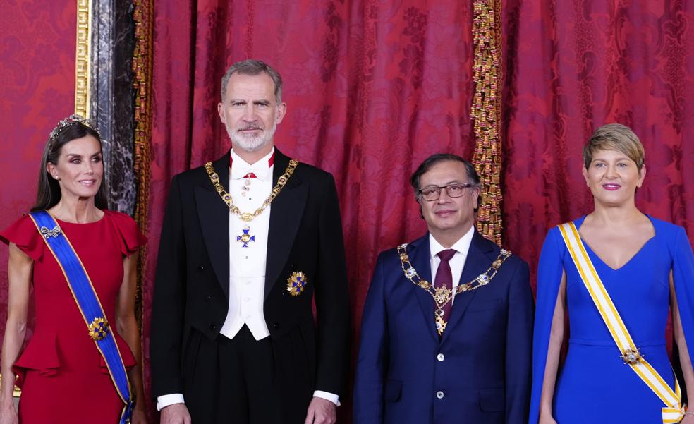 La tiara floral y un espectacular vestido rojo: el look de la reina Letizia en la cena de gala con el presidente de Colombia