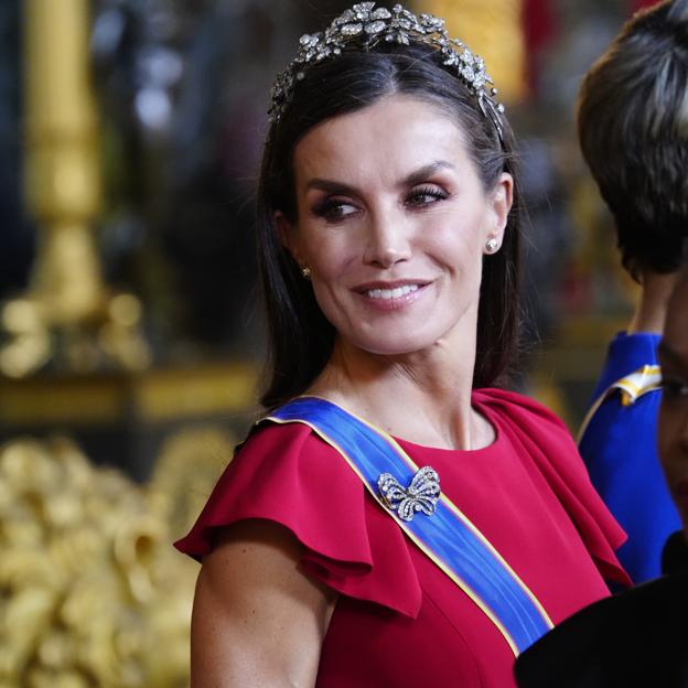 Letizia impacta con un vestido verde de Victoria Beckham y un broche muy especial de la reina Sofía en la recepción de la coronación de Carlos III