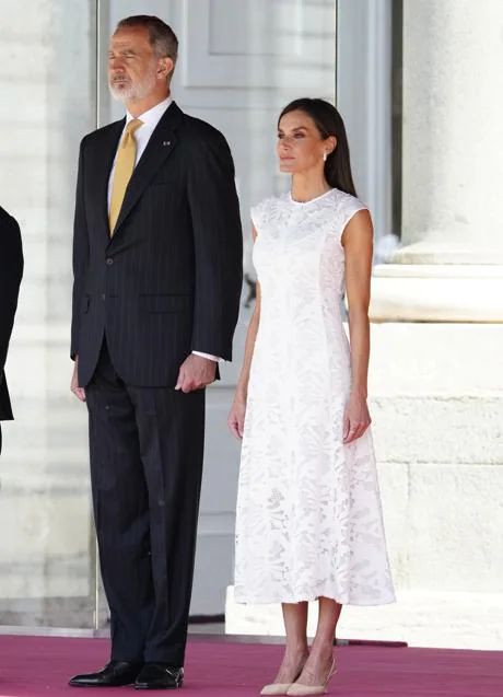 elegante e impoluta: vestido barato de Sfera de reina Letizia | Mujer Hoy