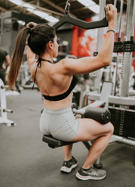 Mujer entrenando espalda/PEXELS