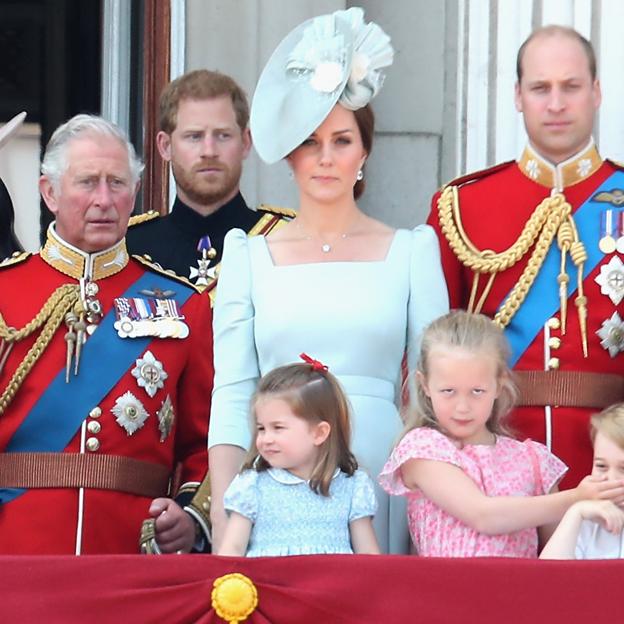 Una de las últimas fotos en las que vemos al rey Carlos (entonces príncipe de Gales), junto a sus hijos, Harry y Guillermo. 