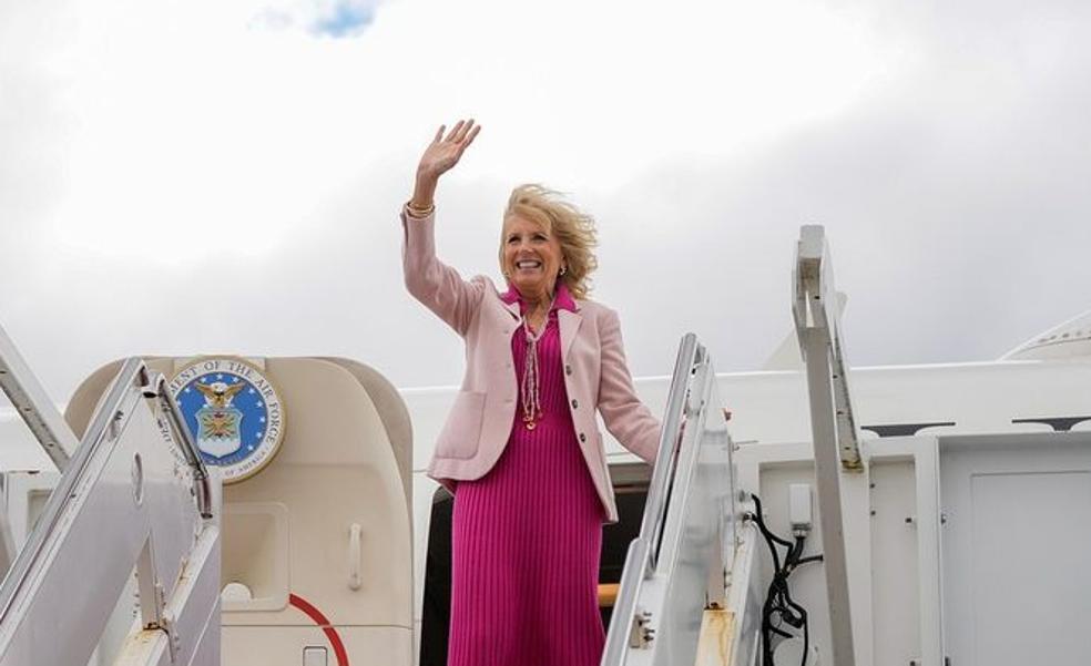 Así es la versión low cost del vestido fucsia favorito de esta primavera de Jill Biden en su viaje a la coronación de Carlos III