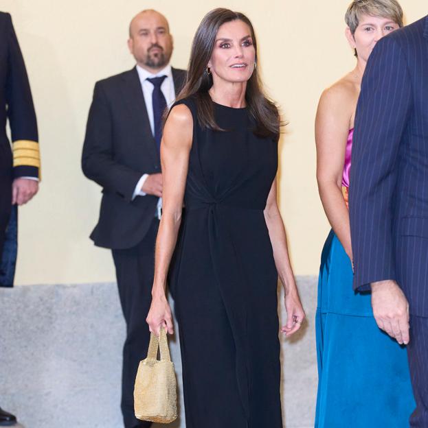 Todo el mundo pregunta por el nuevo y original bolso de la reina Letizia (y en Pull&Bear hay una copia low cost ideal)