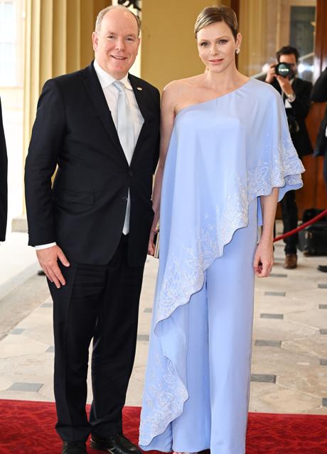 ALberto y Charlène de Mónaco, a su llegada a la recepción previa a la coronación de Carlos III en Buckingham Palace. (FOTO: GTRES)