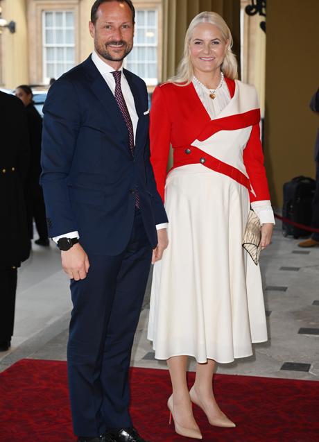 Hakkon y Mette Marit de Noruega, a su llegada a Buckingham Palace. (FOTO: GTRES)