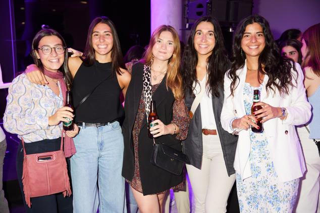 Los mejores momentos del Mujerhoy Fest en fotos: chicas posando con cerveza San Miguel