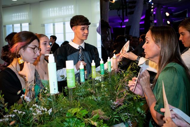 Los mejores momentos del Mujerhoy Fest en fotos: presentación de la nueva marca de cosmética botánica en el stand de Ulé