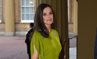 Letizia impacta con un vestido verde de Victoria Beckham y un broche muy especial de la reina Sofía en la recepción de la coronación de Carlos III