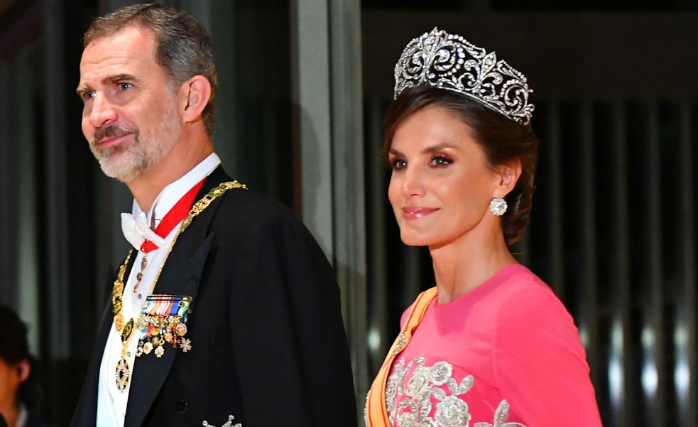 Así va a vestir la reina Letizia en la coronación de Carlos III: repasamos el look que llevó en Japón y Holanda