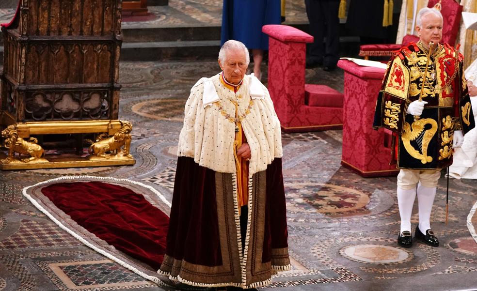 El look elegante y sostenible de Carlos III para su Coronación: icono de estilo masculino con piezas recicladas