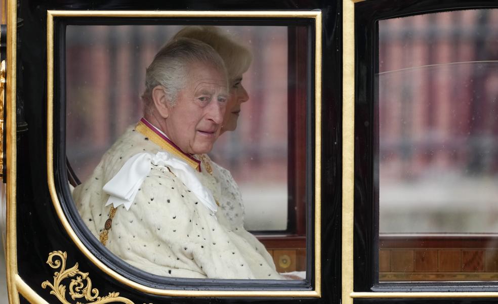 Cuánto cuestan las joyas de la Corona que llevan ahora mismo Carlos y Camilla en la ceremonia de Coronación en la Abadía de Westminster