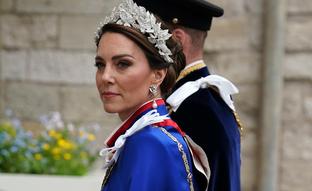 El espectacular look de Kate Middleton en la Coronación de Carlos III: de blanco, con tocado y el manto de la orden victoriana