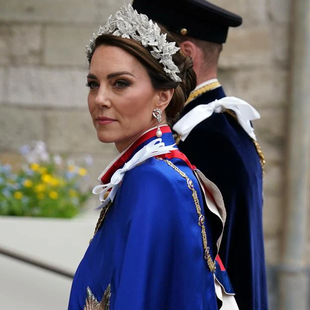 El espectacular look de Kate Middleton en la Coronación de Carlos III: de blanco, con tocado y el manto de la orden victoriana
