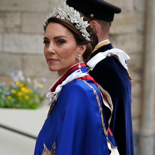 El espectacular look de Kate Middleton en la Coronación de Carlos III: de blanco, con tocado y el manto de la orden victoriana