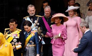 Por qué los reyes Felipe VI y Letizia se han sentado en sexta fila en la coronación de Carlos III, por detrás de Guillermo y Máxima de Holanda