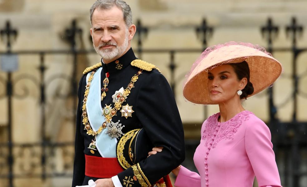 La reina Letizia, espectacular de rosa y con pamela en la Coronación de Carlos III: todos los detalles de su elegante look