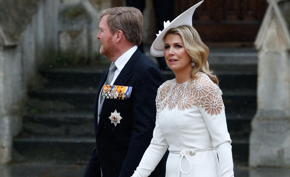 Máxima de Holanda hace la competencia a la reina Letizia con un total look blanco muy elegante