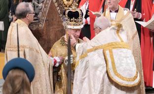 Primeras palabras del ya coronado rey Carlos III de Inglaterra: la ceremonia, en imágenes