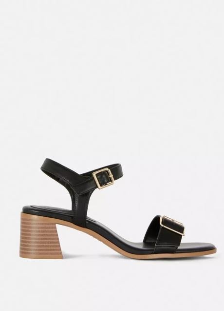 Sandalias negras de Primark (18 euros)