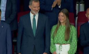 El look futbolero de la infanta Sofía con top verde de Zara que enseña tripa y pantalón blanco de talle alto