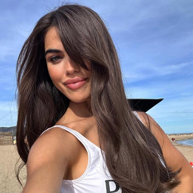 Una influencer con el cabello ondulado.