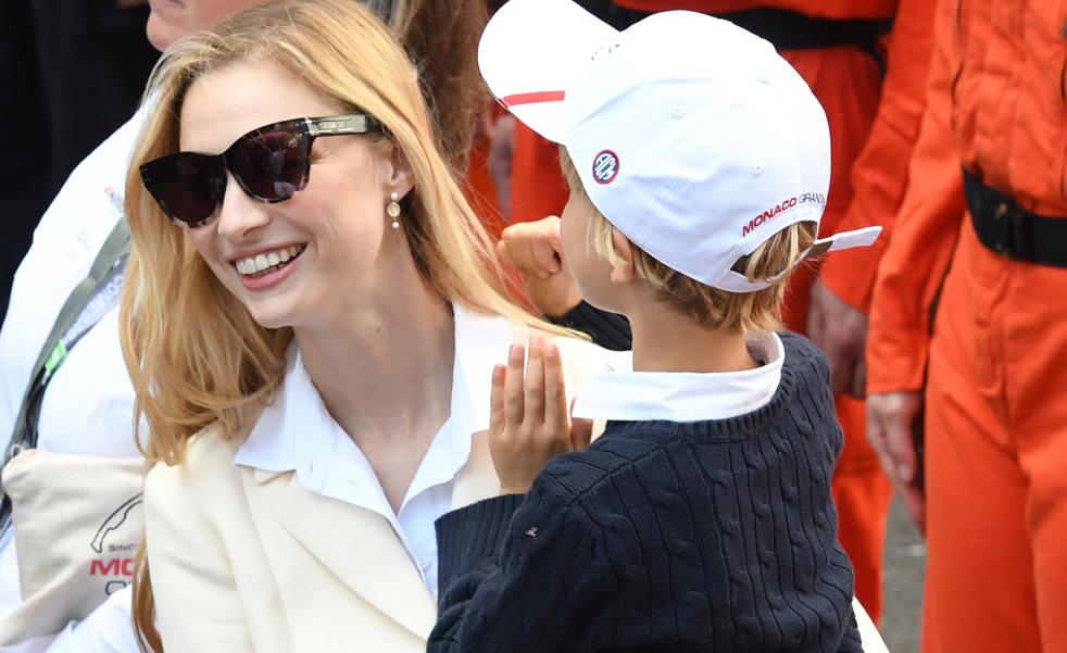 Beatrice Borromeo y el look de básicos más elegante de la primavera: blazer que estiliza y zapatos cómodos