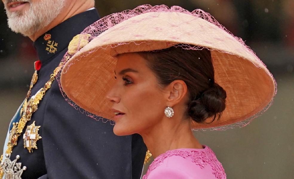 La diseñadora española del espectacular sombrero de Letizia en la Coronación de Carlos III