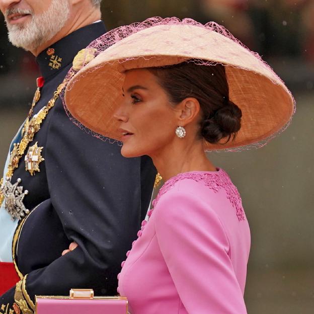 La diseñadora española del espectacular sombrero de Letizia en la Coronación de Carlos III