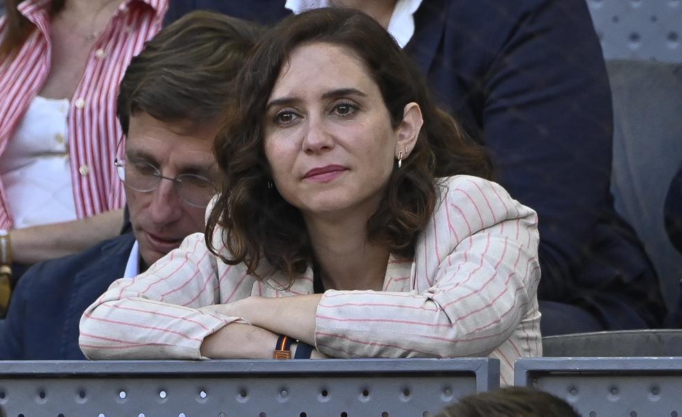 Isabel Díaz Ayuso luce la blazer más original de una de las firmas made in Spain favoritas de la reina Letizia