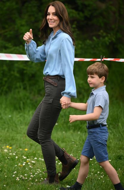 Kate Middleton, de la mano del su hijo pequeño, el príncipe Louis. / GTRES